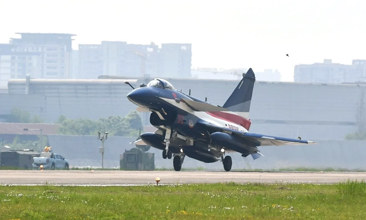J-10C Pilotu Radar Provokasyonuna Anında Karşılık Verdi J-10C Pilotu Radar Provokasyonuna Anında Karşılık Verdi