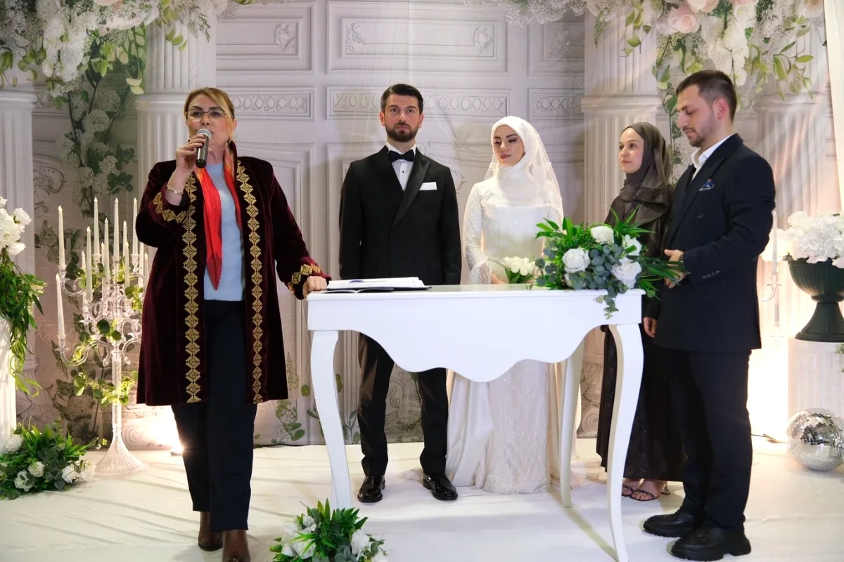 Altınova Belediyesi, Sema ve Burak Sancaktutan Çiftinin Evliliğini Kutladı Altınova Belediyesi, Sema ve Burak Sancaktutan Çiftinin Evliliğini Kutladı