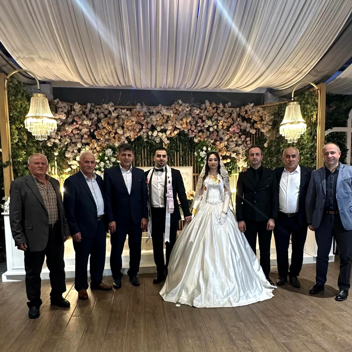Bağcılar'da Siyasetçi Düğüne Katıldı: "İki Cihan Saadeti" Temennisi Bağcılar'da Siyasetçi Düğüne Katıldı: "İki Cihan Saadeti" Temennisi