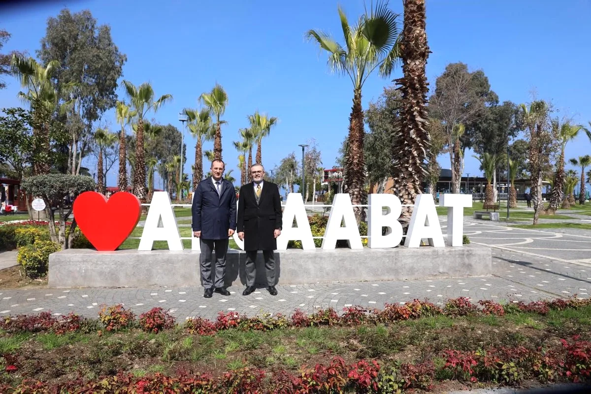 Mahir Ünal Akçaabat Sahilinde Halkla Buluştu Mahir Ünal Akçaabat Sahilinde Halkla Buluştu
