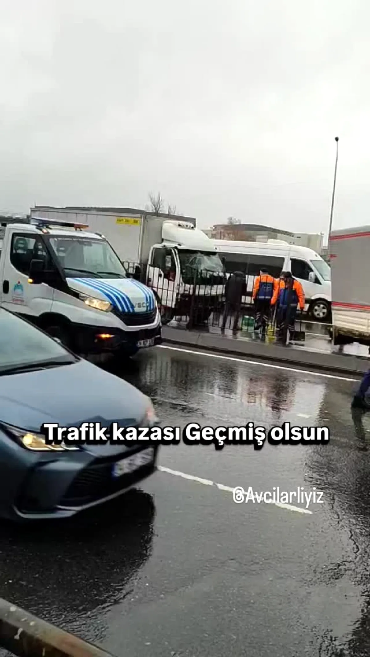 Avcılar'da Yağış Nedeniyle Trafik Kazası! E5'te Hareketlilik Yaşandı Avcılar'da Yağış Nedeniyle Trafik Kazası! E5'te Hareketlilik Yaşandı