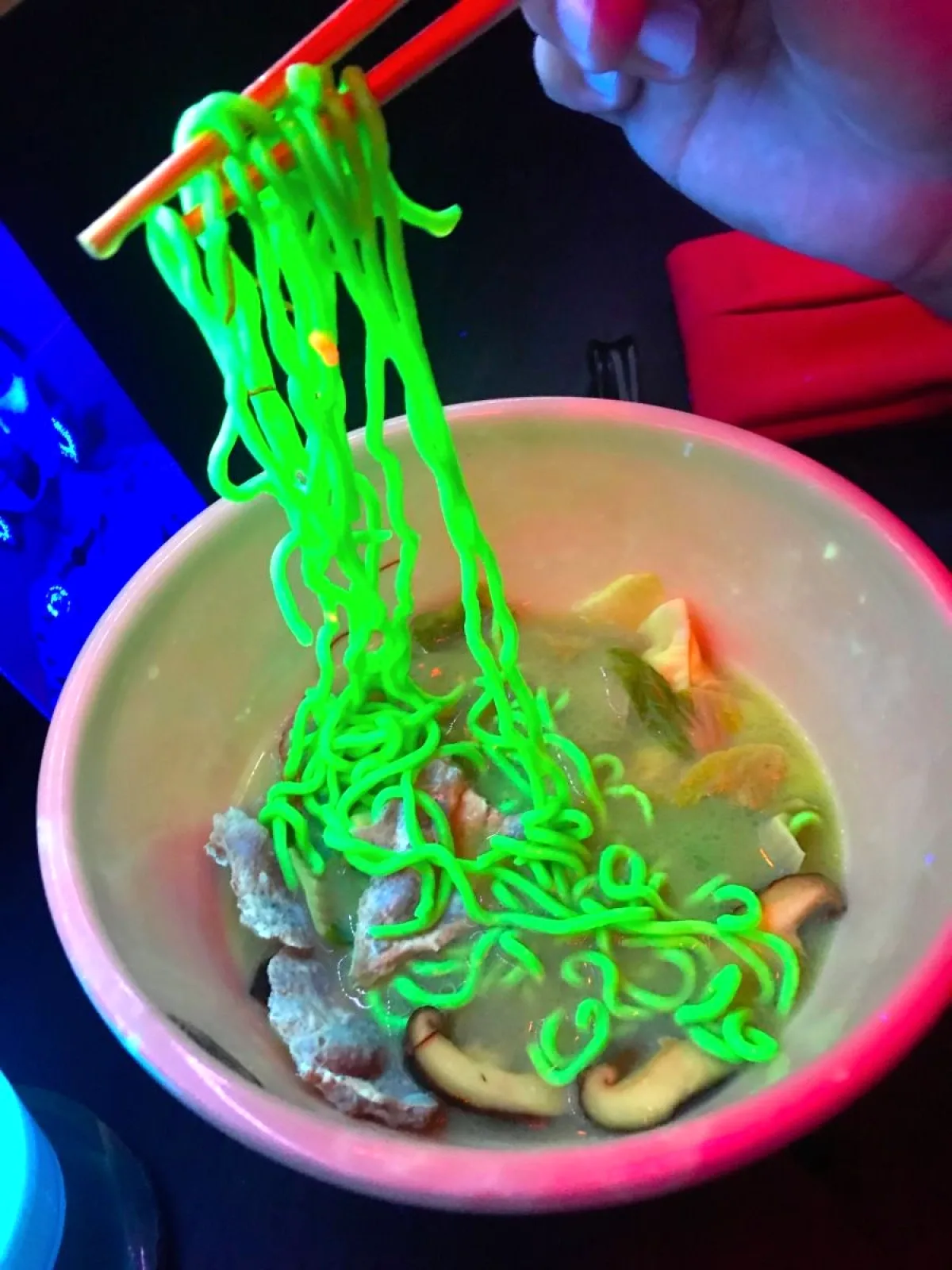 TikTok'tan AI'ye: Neon Makarna Trendi Neden Tehlikeli Oldu? TikTok'tan AI'ye: Neon Makarna Trendi Neden Tehlikeli Oldu?
