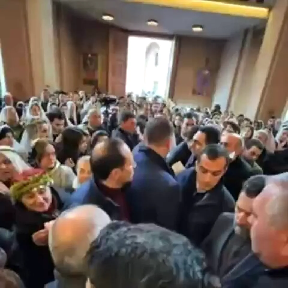 Ermenistan Başbakanı Paşinyan'a Kilisede Saldırı Girişimi Ermenistan Başbakanı Paşinyan'a Kilisede Saldırı Girişimi