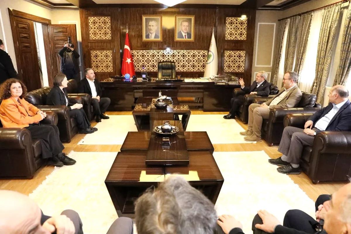 Pursaklar Belediye Başkanı'na Protokol Ziyareti: Sağlık Politikaları Görüşüldü Pursaklar Belediye Başkanı'na Protokol Ziyareti: Sağlık Politikaları Görüşüldü