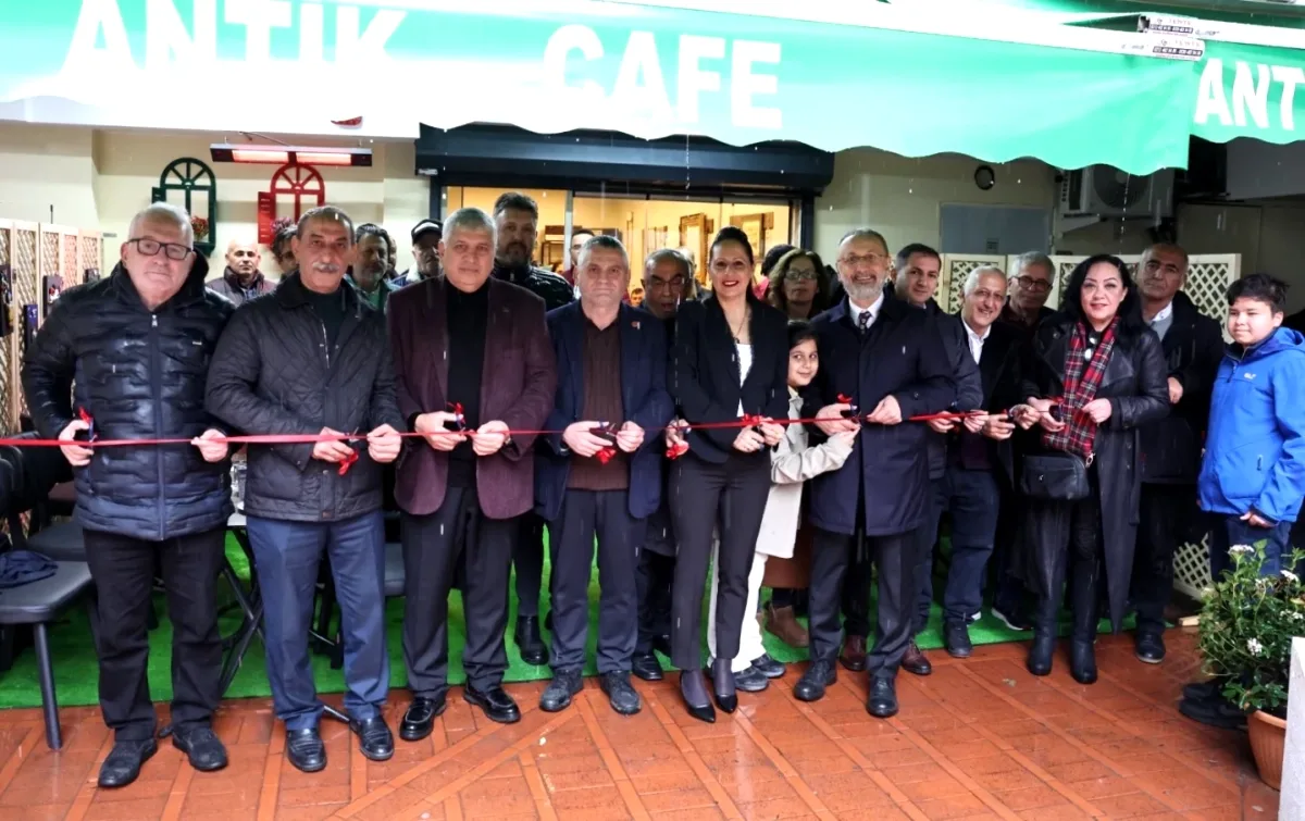 Eyüpsultan'da Antik Cafe Açıldı, Belediye Başkanı Özmen Katıldı Eyüpsultan'da Antik Cafe Açıldı, Belediye Başkanı Özmen Katıldı
