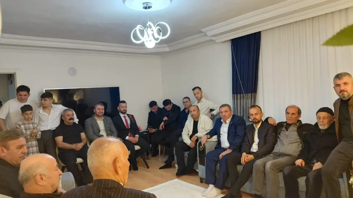 Sincan AK Parti'den Nişan Törenine Katılım: Genç Çifte Mutlulık Dileği Sincan AK Parti'den Nişan Törenine Katılım: Genç Çifte Mutlulık Dileği