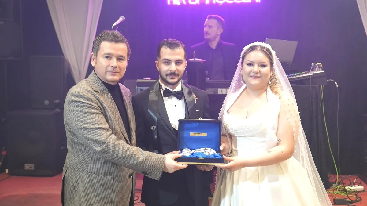 Osmangazi Belediye Başkanı Erkan AYDIN'dan Düğün Tebriği Osmangazi Belediye Başkanı Erkan AYDIN'dan Düğün Tebriği