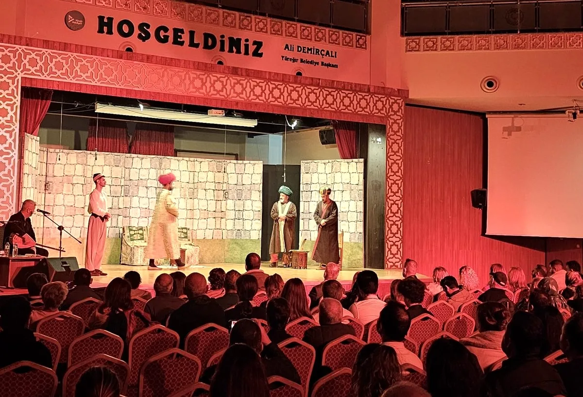 Yüreğir'de Pir Sultan Abdal Tiyatrosu Sahnelendi Yüreğir'de Pir Sultan Abdal Tiyatrosu Sahnelendi