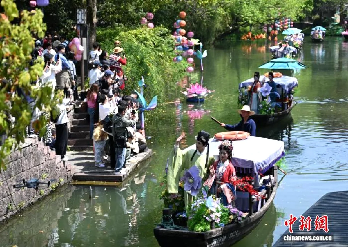Hangzhou'da Çiçek Tanrıçaları Tekne Geçidi: 80.000 Bitkiyle Görsel Şölen Hangzhou'da Çiçek Tanrıçaları Tekne Geçidi: 80.000 Bitkiyle Görsel Şölen