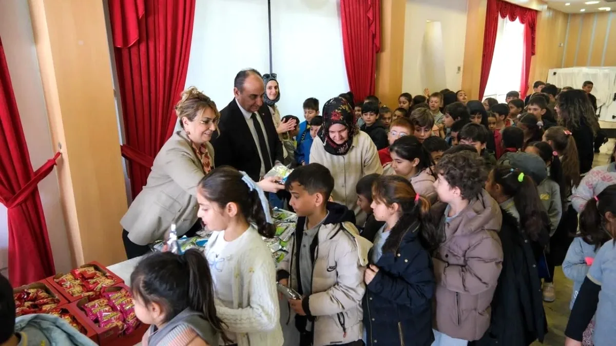 Altınova'da Tiyatro ve Çevre Bilinci Buluşması Altınova'da Tiyatro ve Çevre Bilinci Buluşması