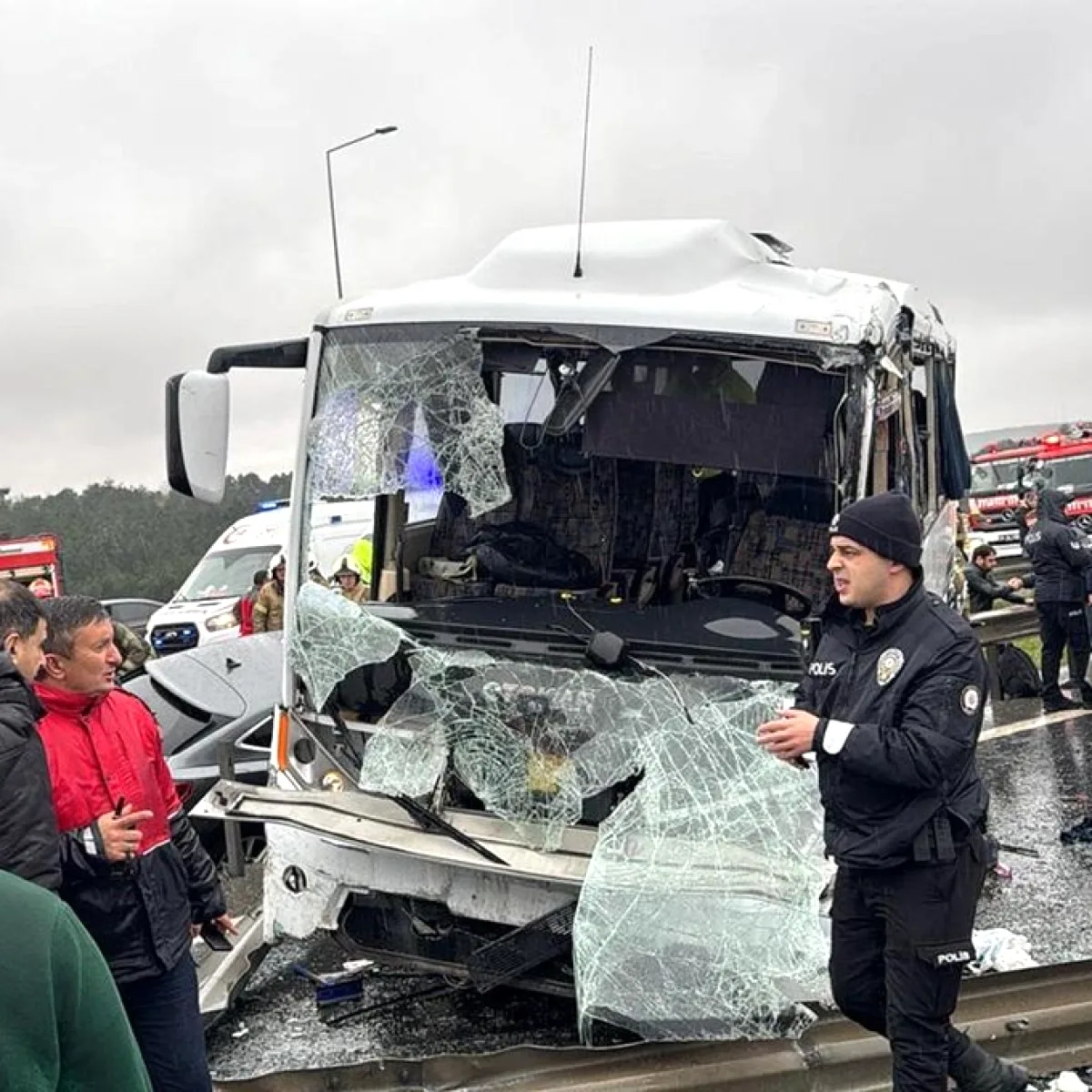İstanbul'da Polis Memuru Trafik Kazasında Ağır Yaralandı, Uzun Kalp Masajıyla Hayata Döndürüldü İstanbul'da Polis Memuru Trafik Kazasında Ağır Yaralandı, Uzun Kalp Masajıyla Hayata Döndürüldü