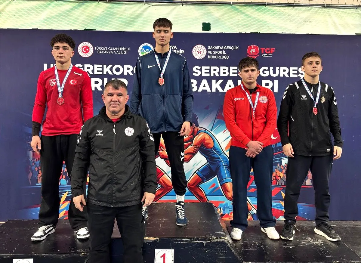 Afyon'un Güreşçileri 100 Puanla Şampiyon! 6 Sporcu Türkiye Yolunda Afyon'un Güreşçileri 100 Puanla Şampiyon! 6 Sporcu Türkiye Yolunda