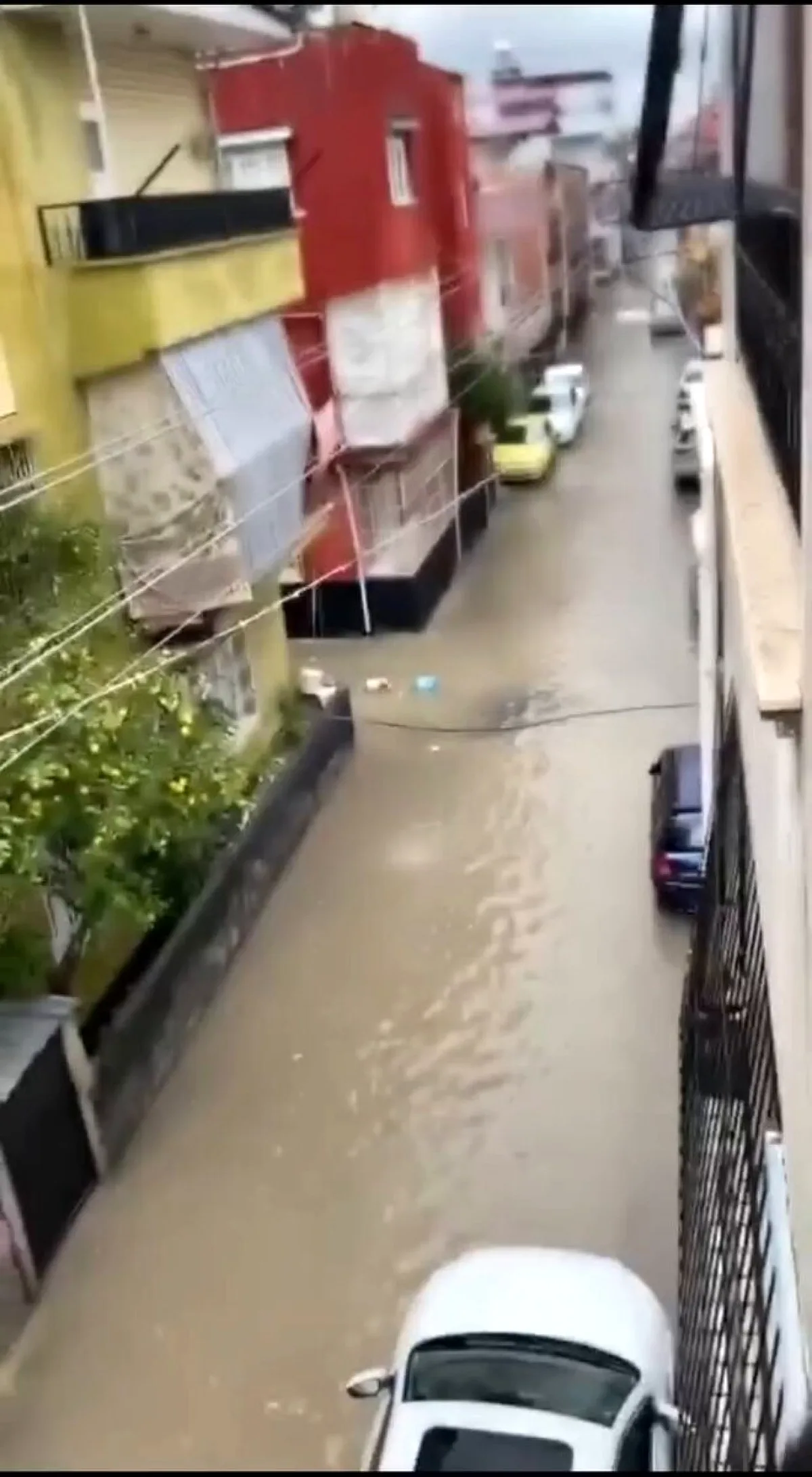 Adana'da Yağmur Sorunları: "Yönetim Eksikliği Çileye Dönüştürüyor" Adana'da Yağmur Sorunları: "Yönetim Eksikliği Çileye Dönüştürüyor"