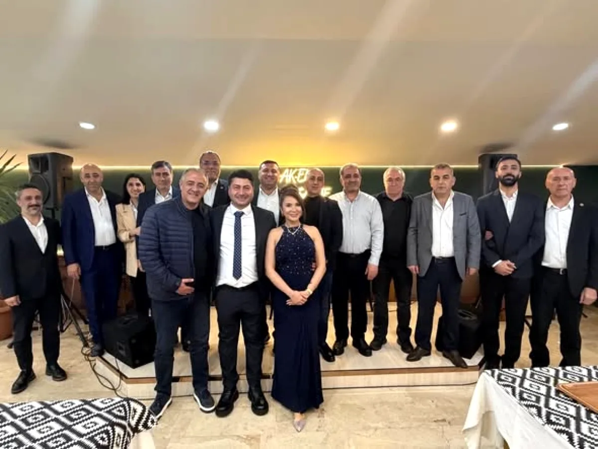 CHP Bağcılar'dan Özkan Şahin ve Sevim Turgut'a Nişan Tebriği CHP Bağcılar'dan Özkan Şahin ve Sevim Turgut'a Nişan Tebriği