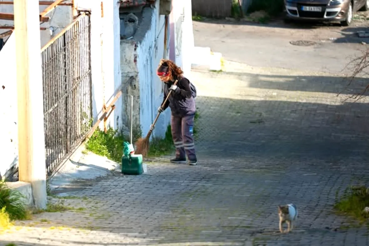 Narlıdere'de Temizlik Hizmetleri Kesintisiz Sürüyor Narlıdere'de Temizlik Hizmetleri Kesintisiz Sürüyor