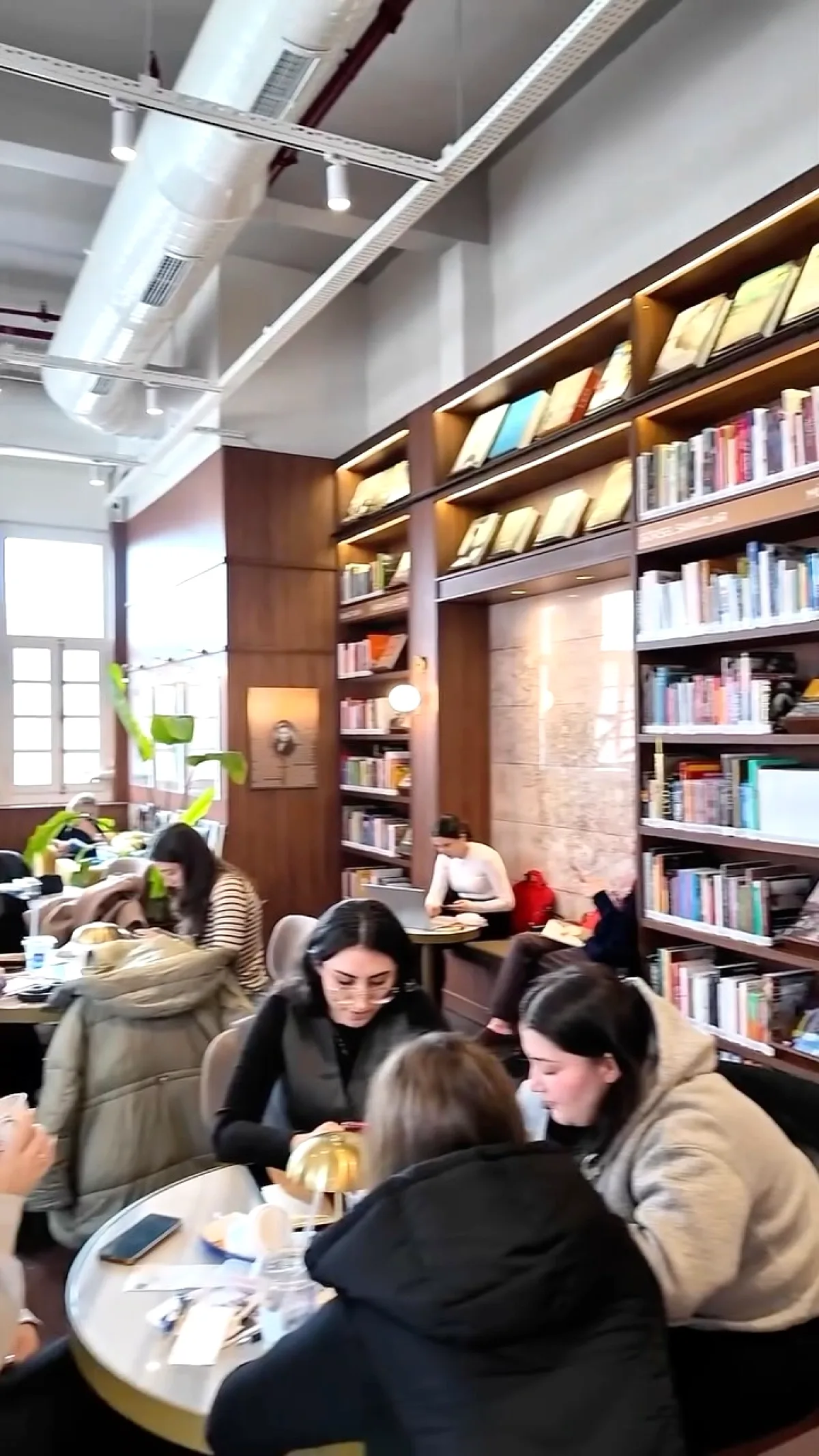 Bursa'da Yeni Sanat Kütüphanesi: Feyha Çelenk Adıyla Açıldı Bursa'da Yeni Sanat Kütüphanesi: Feyha Çelenk Adıyla Açıldı