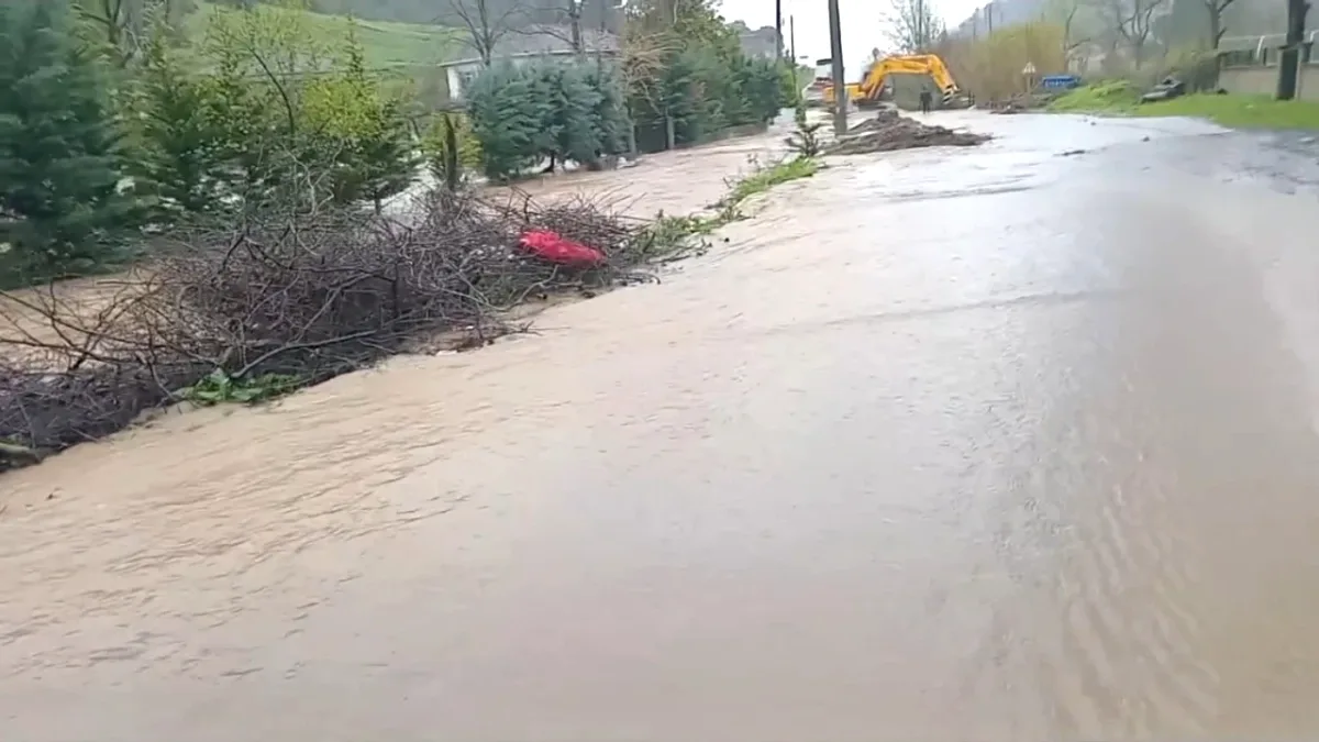 Yalova Çınarcık'ta Sel Felaketi: Gökçe Barajı Kapakları Açıldı Yalova Çınarcık'ta Sel Felaketi: Gökçe Barajı Kapakları Açıldı