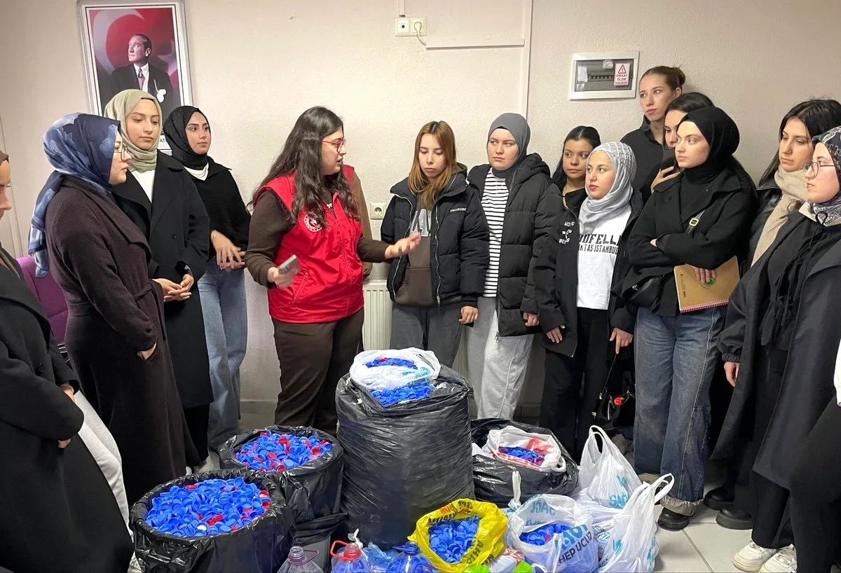 Afyonkarahisar'da Gençler Sıfır Atık Projesiyle Çevreye Dönüş Yaptı Afyonkarahisar'da Gençler Sıfır Atık Projesiyle Çevreye Dönüş Yaptı