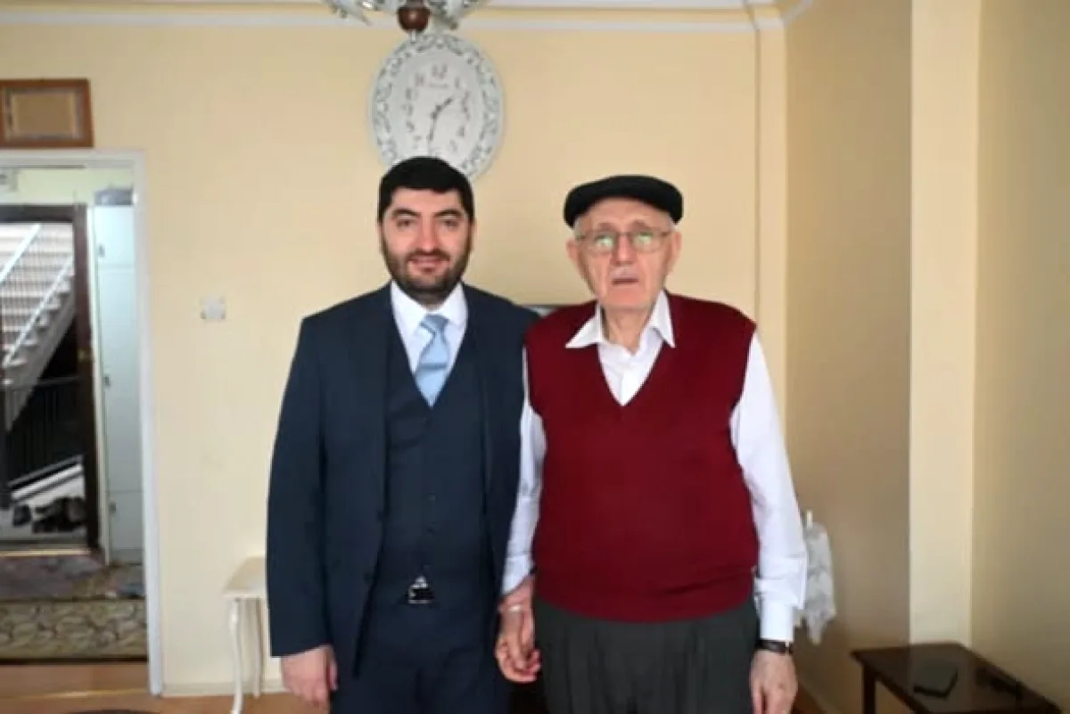 Etimesgut AK Parti Teşkilatı Emektar Hasan Görür'ü Ziyaret Etti Etimesgut AK Parti Teşkilatı Emektar Hasan Görür'ü Ziyaret Etti