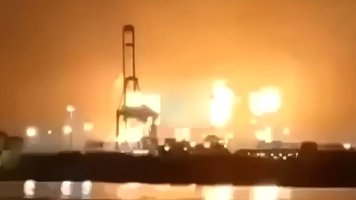 Basra Körfezi'nde Tanker Saldırısı: Yangın Çıktı, Mürettebat Güvende Basra Körfezi'nde Tanker Saldırısı: Yangın Çıktı, Mürettebat Güvende