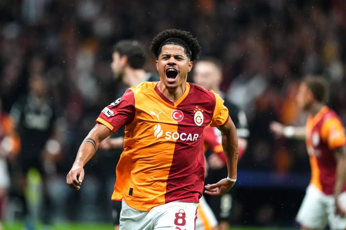 Gerçeküstü Atmosfer: Galatasaray Taraftarları Futbolu Bambaşka Yaşıyor Gerçeküstü Atmosfer: Galatasaray Taraftarları Futbolu Bambaşka Yaşıyor