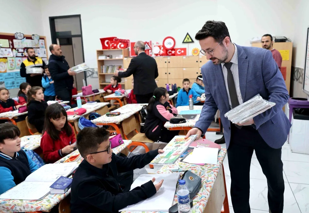 Karatay'da Sıfır Atık Hamlesi: Çocuklara Çevre Eğitimi Kitabı Dağıtıldı Karatay'da Sıfır Atık Hamlesi: Çocuklara Çevre Eğitimi Kitabı Dağıtıldı
