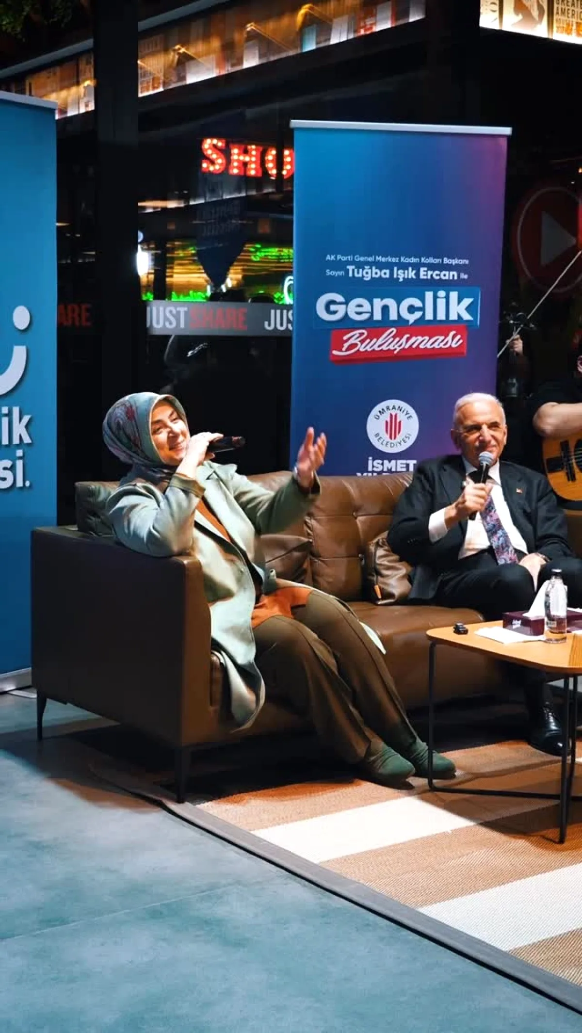 Ümraniye'de Gençlerle Ebru Keyfi: Işık Ercan'dan Renkli Buluşma Ümraniye'de Gençlerle Ebru Keyfi: Işık Ercan'dan Renkli Buluşma