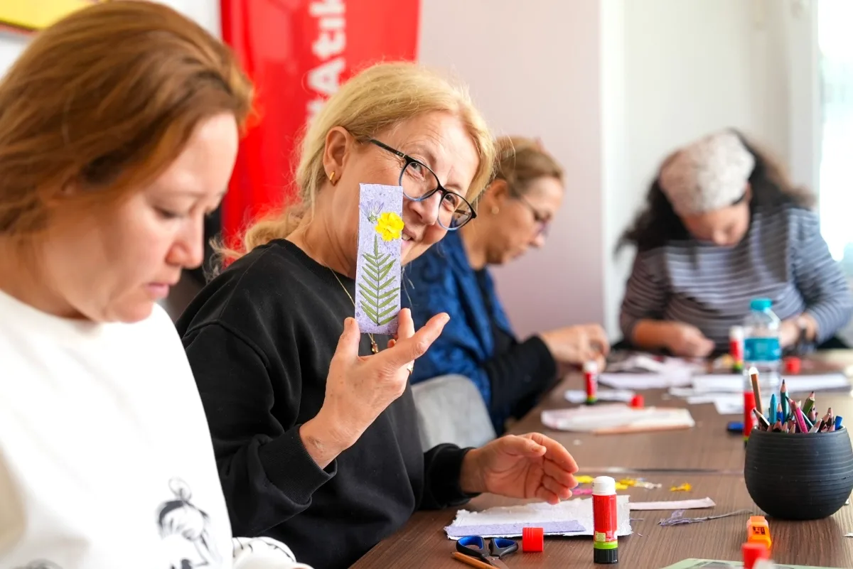 Maltepe'de Atıklardan Sanata: Ayraç Atölyesiyle Sürdürülebilir Yaratıcılık Maltepe'de Atıklardan Sanata: Ayraç Atölyesiyle Sürdürülebilir Yaratıcılık