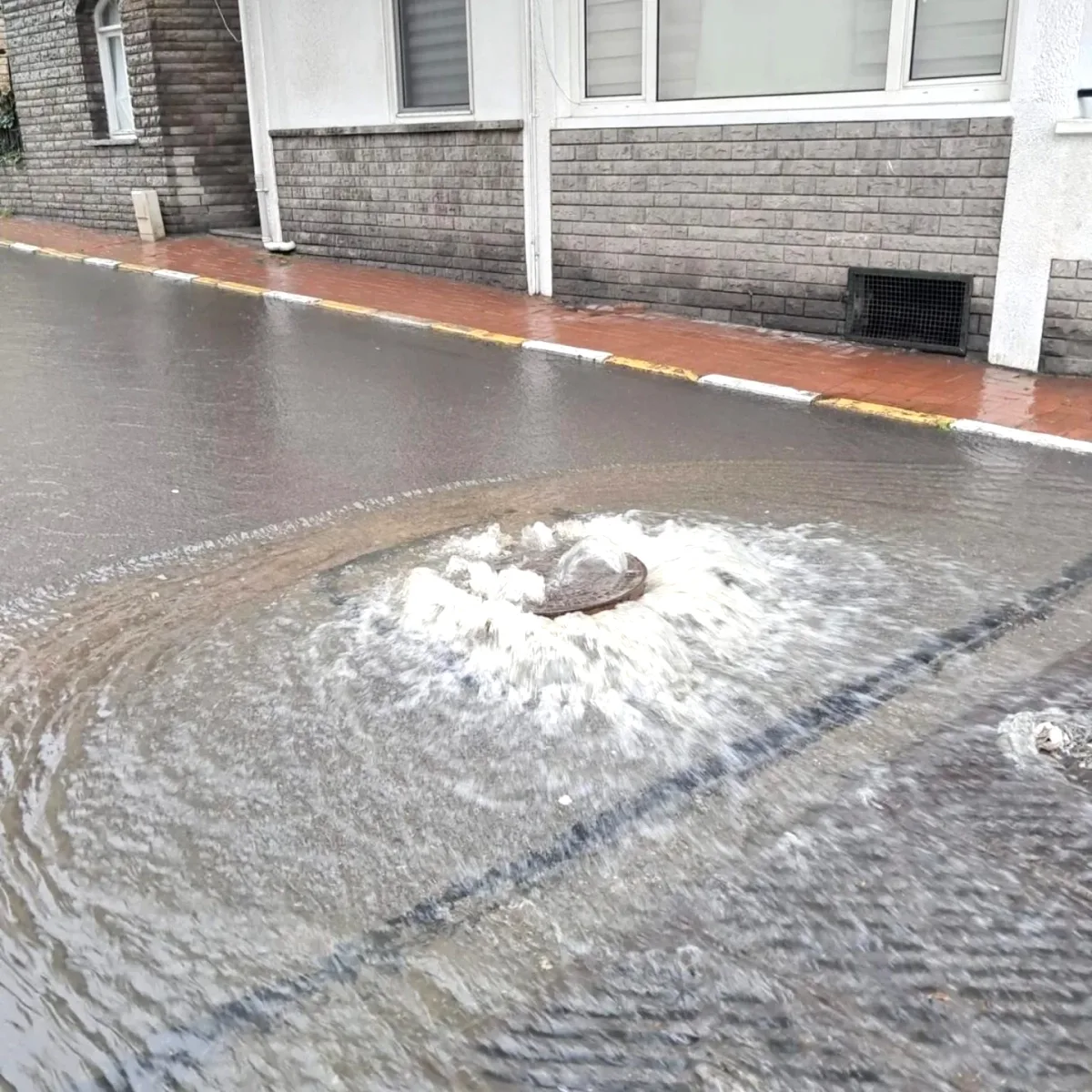Adalar'da Altyapı Krizi: Yağmur Suları Sokakları Göle Dönüştürüyor Adalar'da Altyapı Krizi: Yağmur Suları Sokakları Göle Dönüştürüyor
