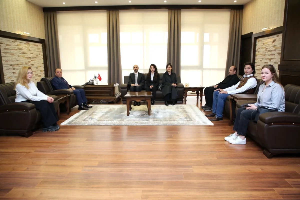 Kütüphane Haftasında Rektöre Kitap Hediyesi Kütüphane Haftasında Rektöre Kitap Hediyesi