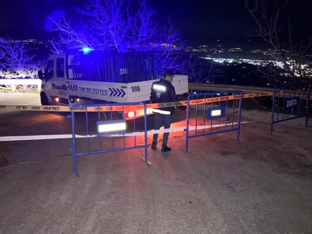 İzmir Tire'de Heyelan: Hisarlık-Çukurköy Yolu Trafiğe Kapatıldı İzmir Tire'de Heyelan: Hisarlık-Çukurköy Yolu Trafiğe Kapatıldı