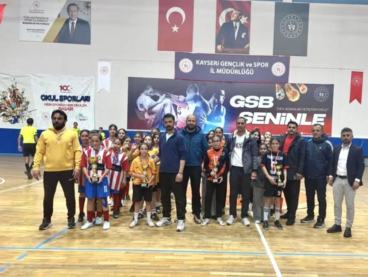 Talas'ta Genç Futsal Yıldızları Ödüllendirildi Talas'ta Genç Futsal Yıldızları Ödüllendirildi