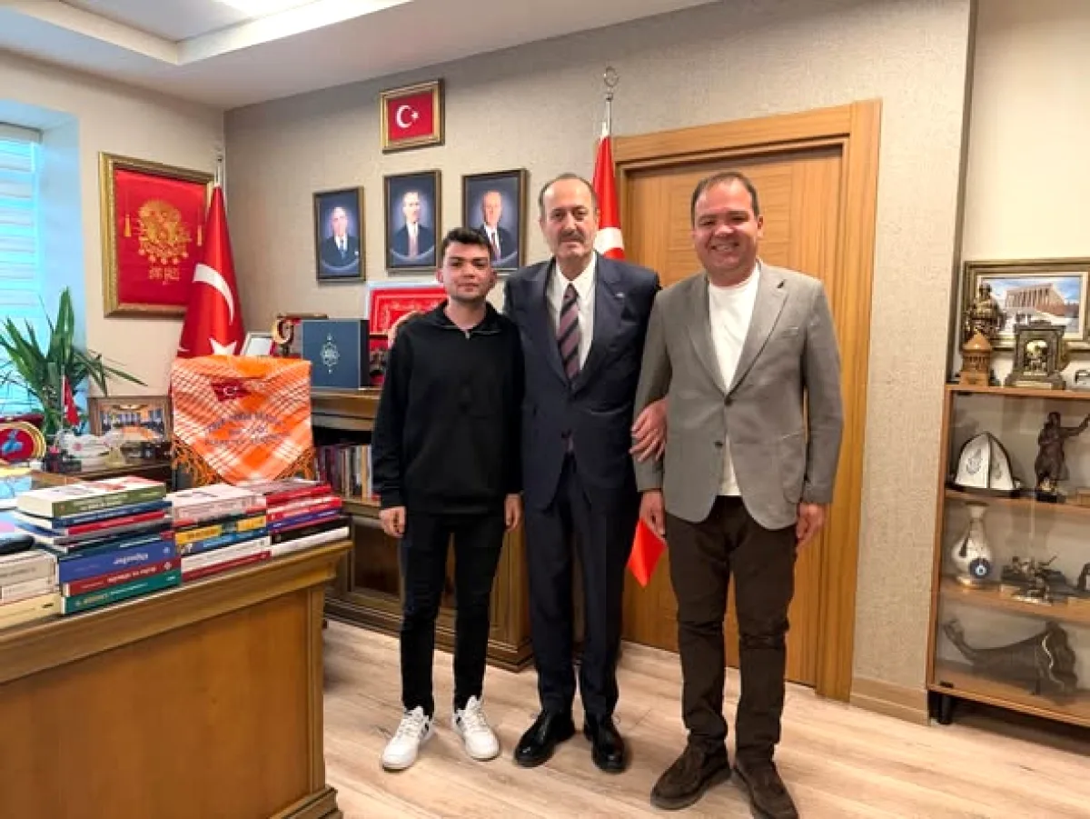 Tamer Osmanağaoğlu, Kızılay Tire Şube Başkanı Demirkan'a Teşekkür Etti Tamer Osmanağaoğlu, Kızılay Tire Şube Başkanı Demirkan'a Teşekkür Etti