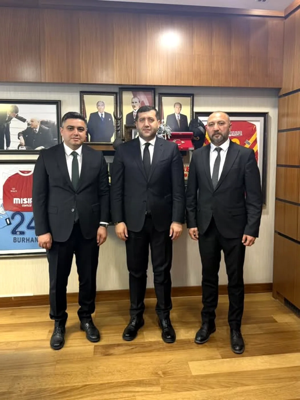 Baki Ersoy, Ülkü Ocakları Yöneticilerini TBMM'de Ağırladı Baki Ersoy, Ülkü Ocakları Yöneticilerini TBMM'de Ağırladı