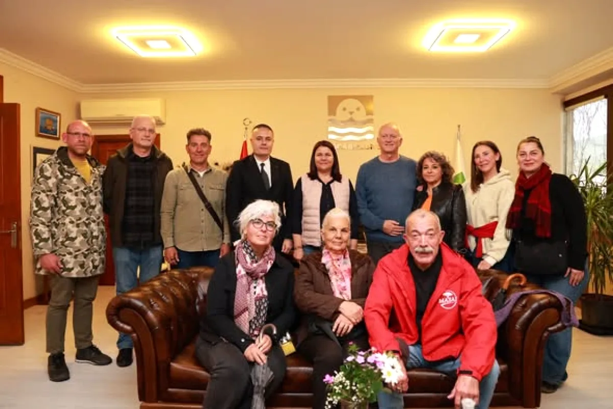 Foça'da Çevre Gönüllüleri Belediye Başkanı ile Buluştu Foça'da Çevre Gönüllüleri Belediye Başkanı ile Buluştu