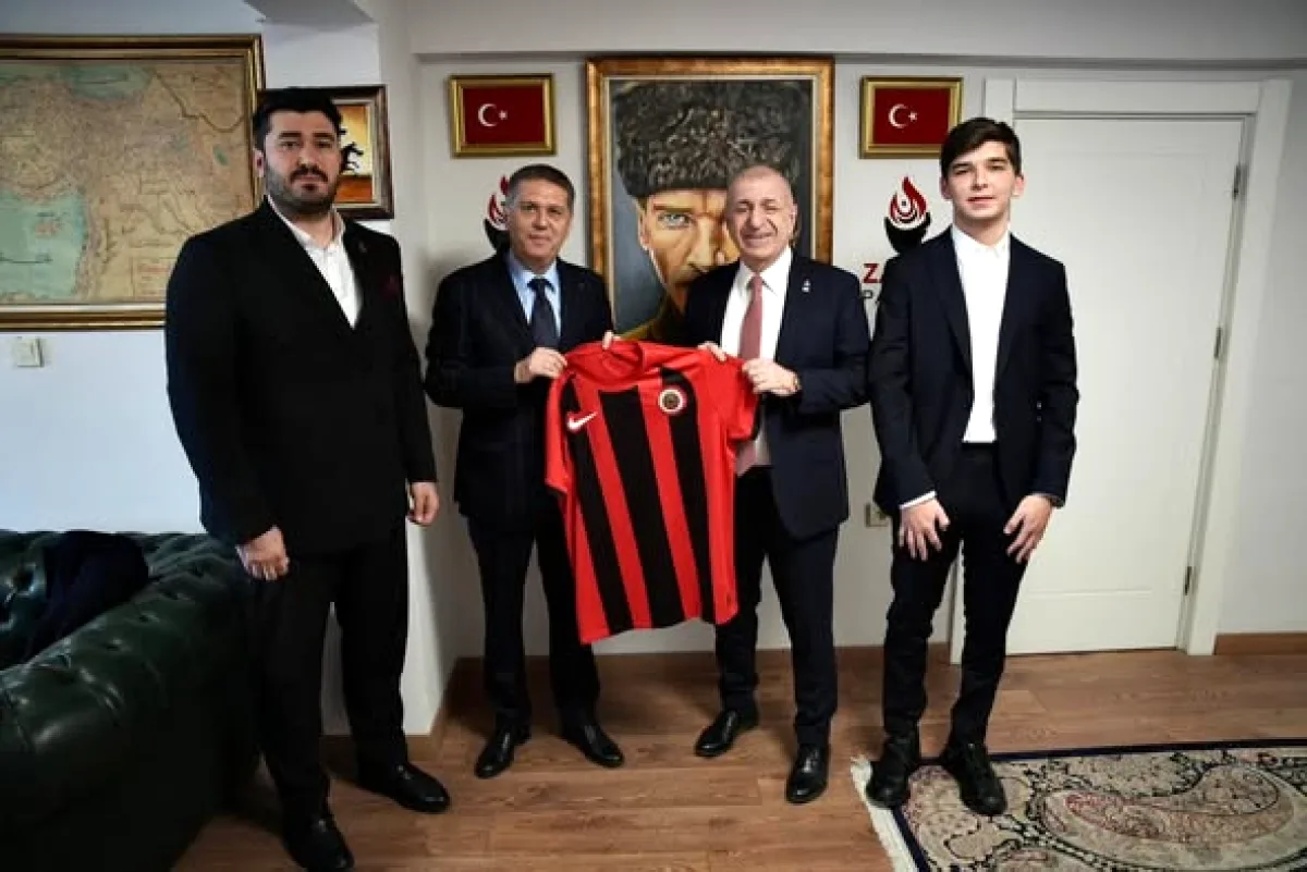Gençlerbirliği Başkanı Çakmak'tan Ümit Özdağ'a Nezaket Ziyareti Gençlerbirliği Başkanı Çakmak'tan Ümit Özdağ'a Nezaket Ziyareti