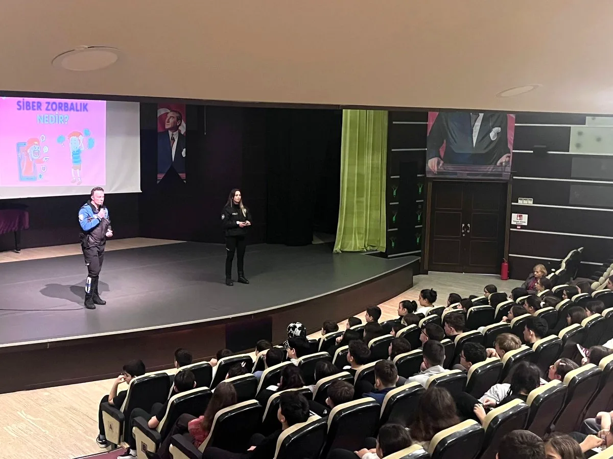 Beykoz'da Siber Zorbalık ve İnternet Güvenliği Semineri Beykoz'da Siber Zorbalık ve İnternet Güvenliği Semineri