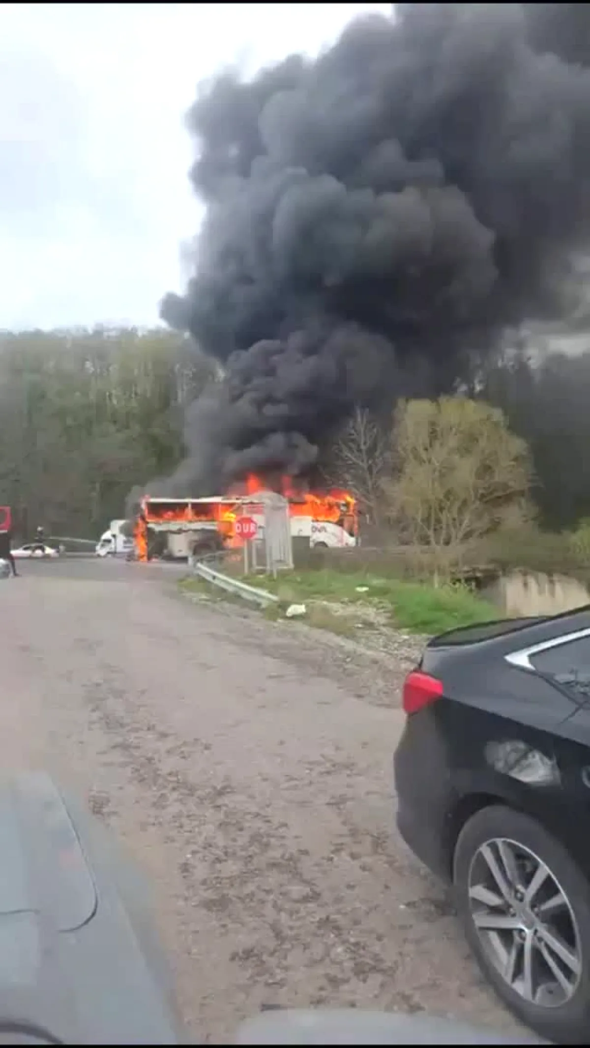Yalova Süpürgelik'te Otobüs Alev Aldı: Trafik Kilitledi Yalova Süpürgelik'te Otobüs Alev Aldı: Trafik Kilitledi
