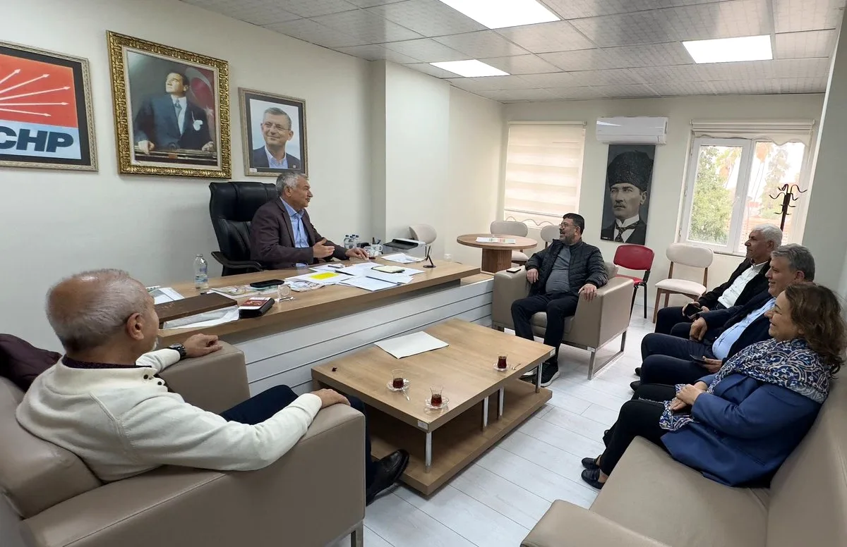 CHP Milletvekilleri Görevden Uzaklaştırılan Başkan Karalar'ı Ziyaret Etti CHP Milletvekilleri Görevden Uzaklaştırılan Başkan Karalar'ı Ziyaret Etti