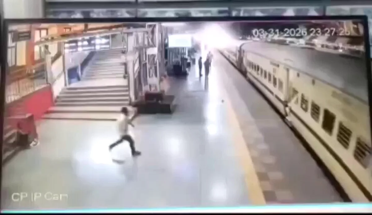 Perona Sıkışan Adam: Hindistan'da Tren Kazasında Kritik Anlar Perona Sıkışan Adam: Hindistan'da Tren Kazasında Kritik Anlar