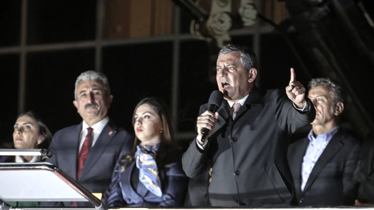 Özgür Özel'den Bursa'da Sert Çıkış: "Bozbey'e Kumpas Kuruluyor" Özgür Özel'den Bursa'da Sert Çıkış: "Bozbey'e Kumpas Kuruluyor"