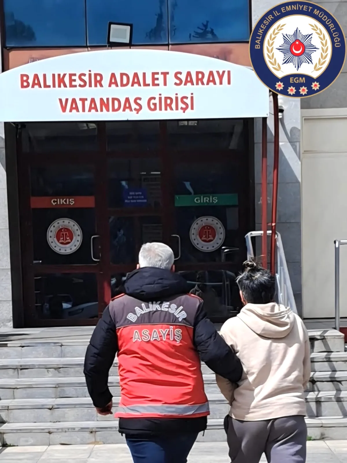 Balıkesir'de 91 Aranma Kaydıyla Aranan Dolandırıcı Yakalandı Balıkesir'de 91 Aranma Kaydıyla Aranan Dolandırıcı Yakalandı