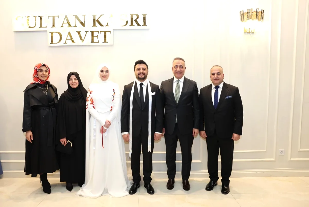 Sultangazi Belediye Başkanı Dursun, Çifti Tebrik Etti Sultangazi Belediye Başkanı Dursun, Çifti Tebrik Etti