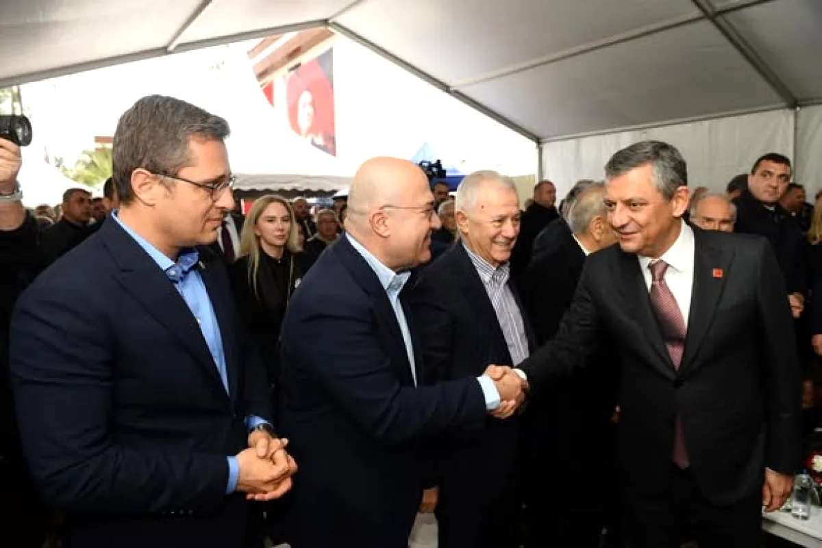 Ferdi Zeyrek'in Işığı Gençlerin Üzerinde Ferdi Zeyrek'in Işığı Gençlerin Üzerinde