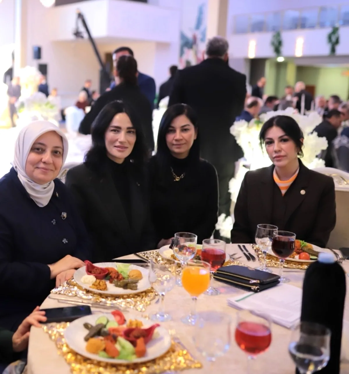 AK Partili Nilhan AYAN'dan Amasya Milletvekili Oğlunun Düğününe Tebrik AK Partili Nilhan AYAN'dan Amasya Milletvekili Oğlunun Düğününe Tebrik