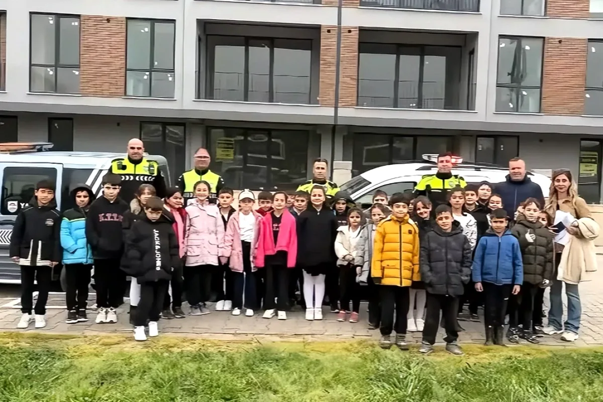 Yalova'da Minik Öğrencilere Uygulamalı Trafik Eğitimi Verildi Yalova'da Minik Öğrencilere Uygulamalı Trafik Eğitimi Verildi