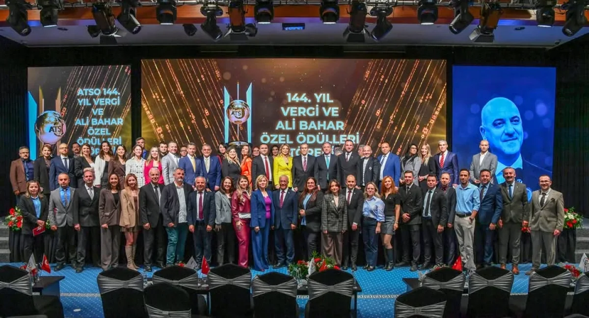 ATSO 144. Yıl Ödül Töreni Sonunda Hatıra Fotoğrafı ATSO 144. Yıl Ödül Töreni Sonunda Hatıra Fotoğrafı