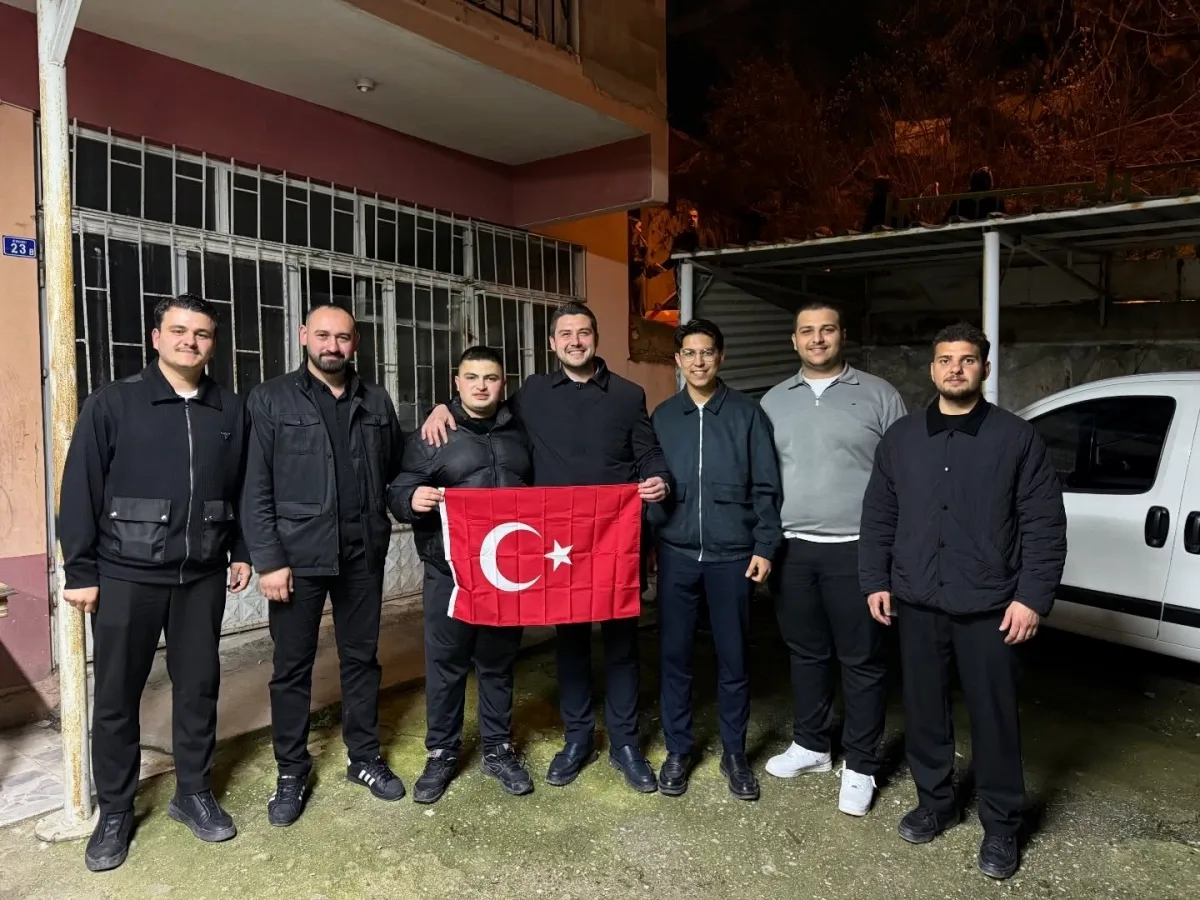 Ak Genç İzmit'ten Yeni Seçmen Başkanı'na Askere Uğurlama Ak Genç İzmit'ten Yeni Seçmen Başkanı'na Askere Uğurlama