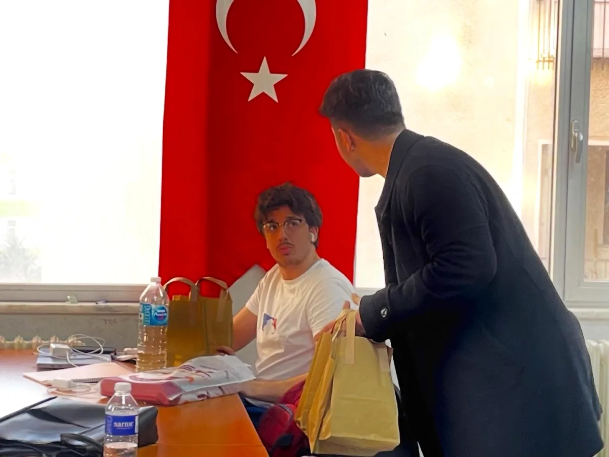Maltepe'de Kütüphane Çalışanlarına Gençlik Kollarından Sürpriz İkram Maltepe'de Kütüphane Çalışanlarına Gençlik Kollarından Sürpriz İkram