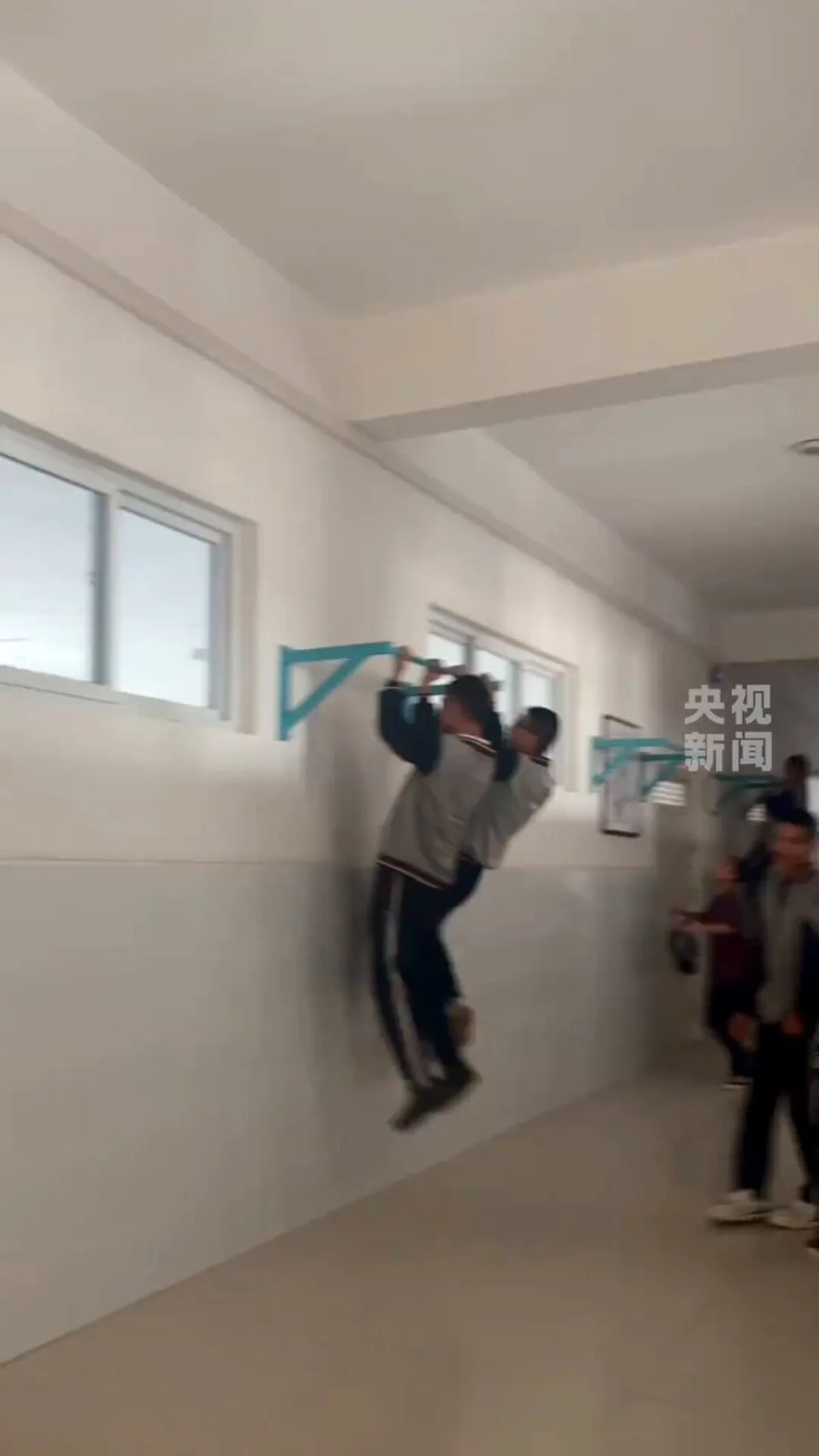 Xinjiang'da Bir Lise, Koridorları Mini Spor Salonuna Dönüştürdü Xinjiang'da Bir Lise, Koridorları Mini Spor Salonuna Dönüştürdü